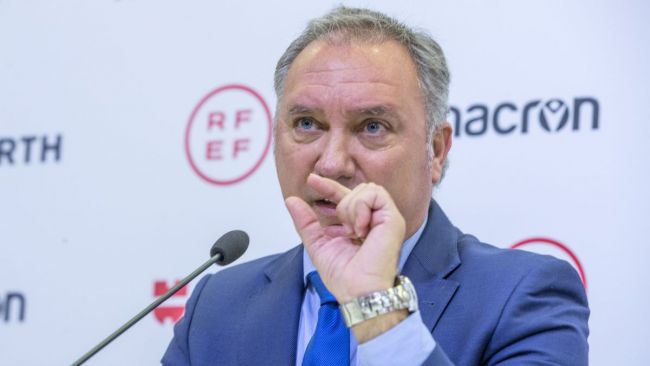 Una ayudita.
Un poquito <a href="/SevillaFC/">Sevilla Fútbol Club</a> 
<a href="/rfef/">RFEF</a>