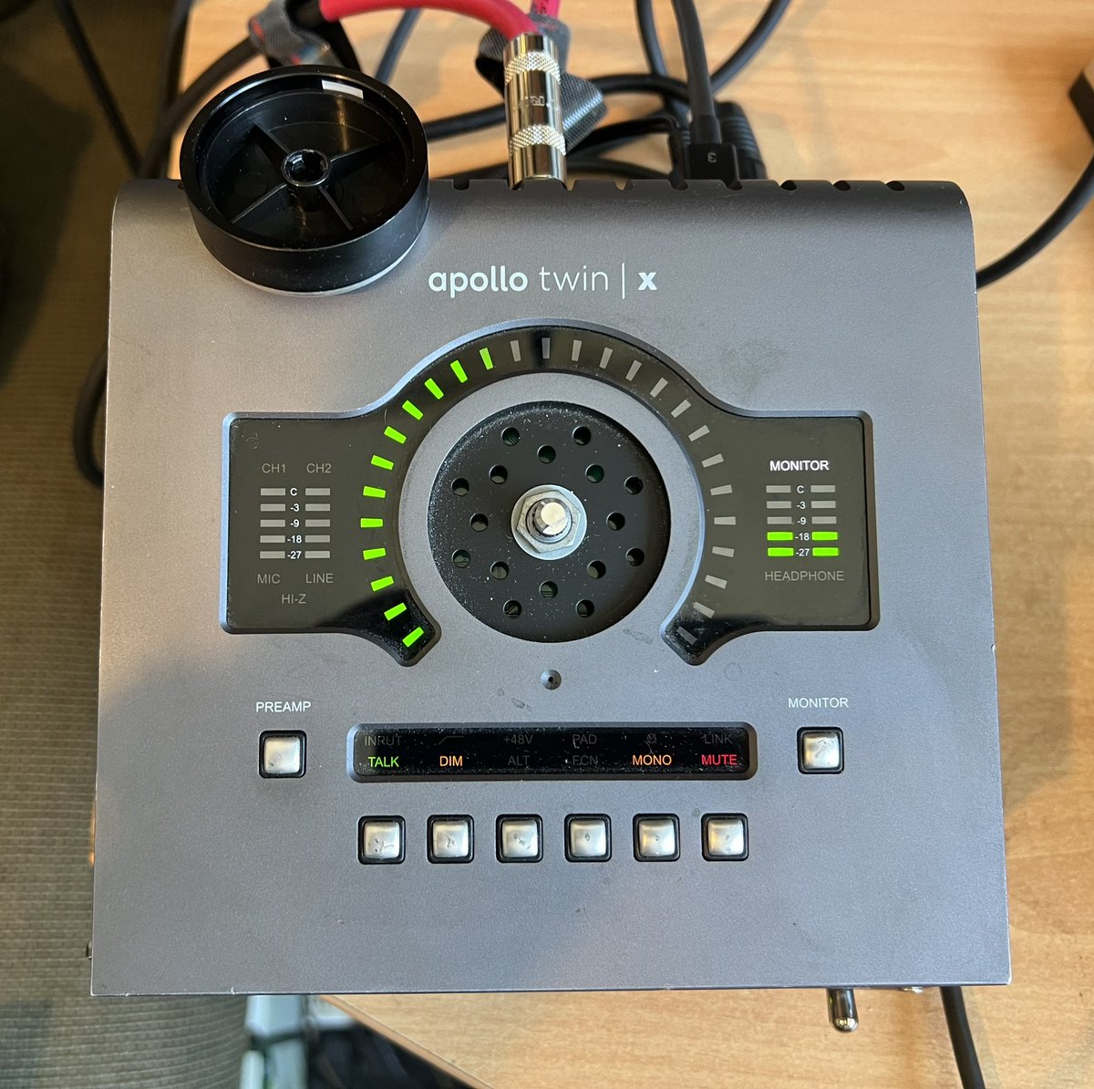 scribe_415's tweet image. So this keeps happening on my UAD Twin, was wondering if anyone replaced that knob or if @UAudio can point to the right direction? Seems like that middle thread/key is gone. Cheers