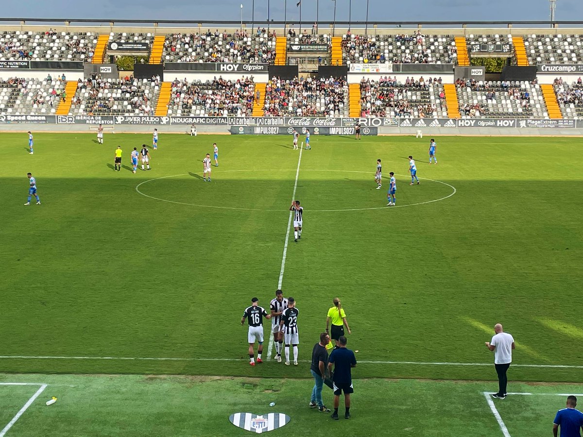JuanParejoFdez's tweet photo. Enhorabuena al @CDBadajoz por la nueva victoria en casa contra el Arroyo. Tres puntos más! Ánimo equipo y a por el siguiente partido #ForzaBada #Sumando ⚫️⚪️⚫️ https://t.co/G5aORG32bF