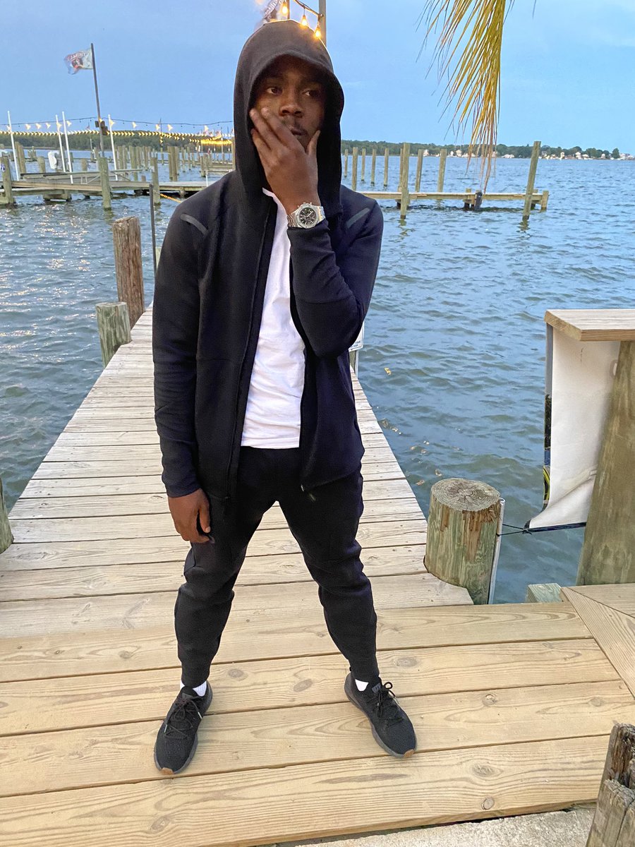 _4doee's tweet image. When niggas make they bitch mad I got money to patch it up🤣