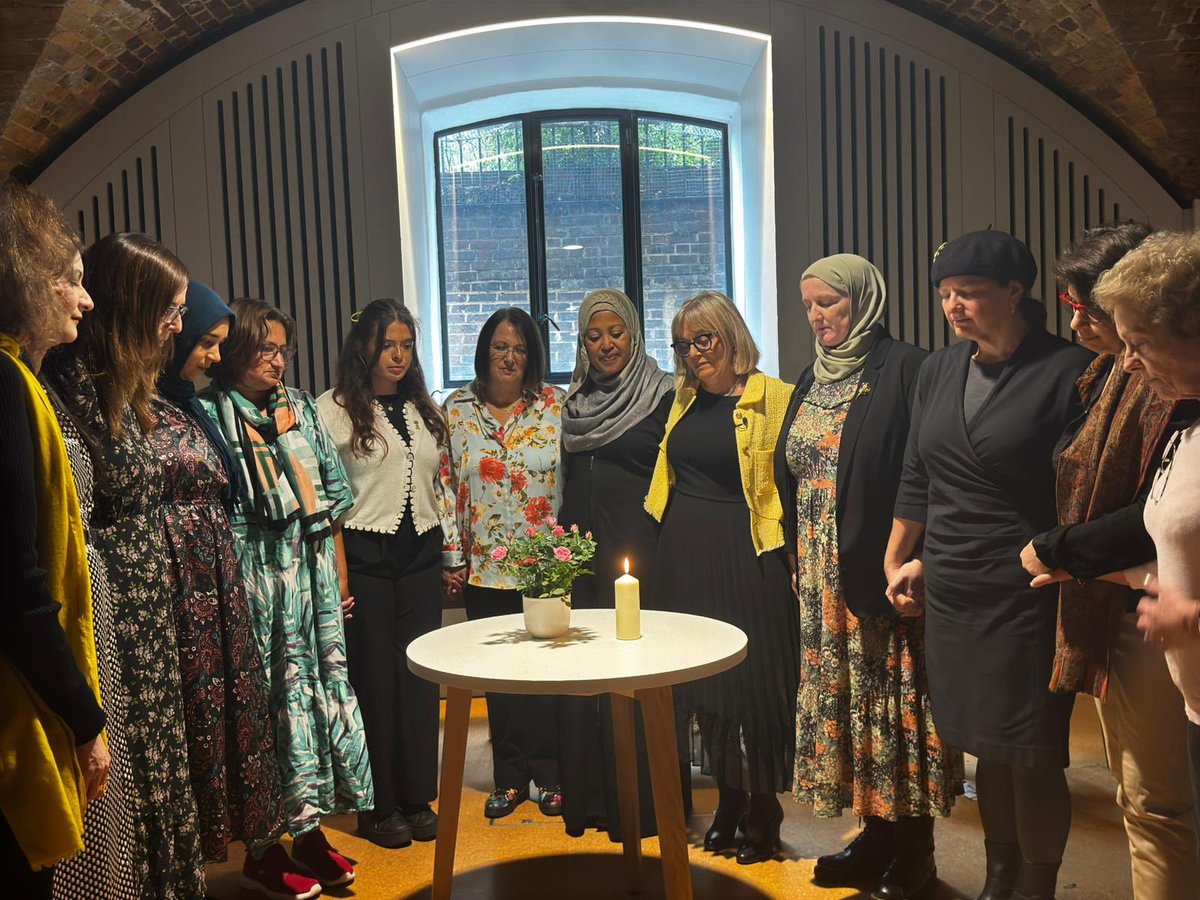 Muslim &amp; Jewish women came together in London to stand as a symbol of unity &amp; hope. In a time of division, they’re building bridges across faiths &amp; rejecting all forms of hate.

 #Together4Humanity

standard.co.uk/news/politics/…
