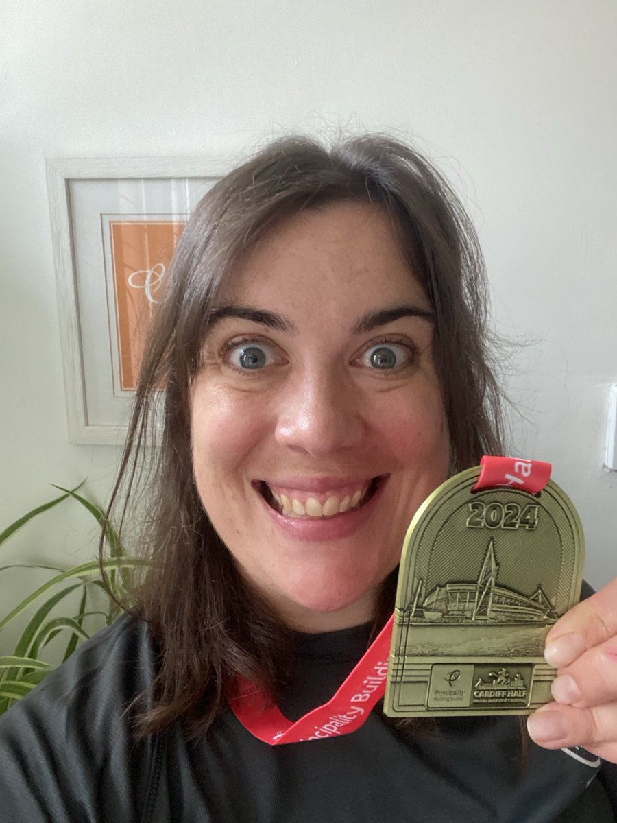 O Caerdydd, ti wastad yn canu mor groch! Lush day at Cardiff Half - wonderful to finally meet some ⁦<a href="/runningpunks/">Running Punks</a>⁩ pals (esp ⁦<a href="/Chris211162/">Chris Jones</a>⁩) in the flesh before joining the wonder that is ⁦<a href="/EliseDavison/">Elise Davison she/her sign name ‘ideas’</a>⁩ in the loo queue! HM PB followed by a roast - perffaith