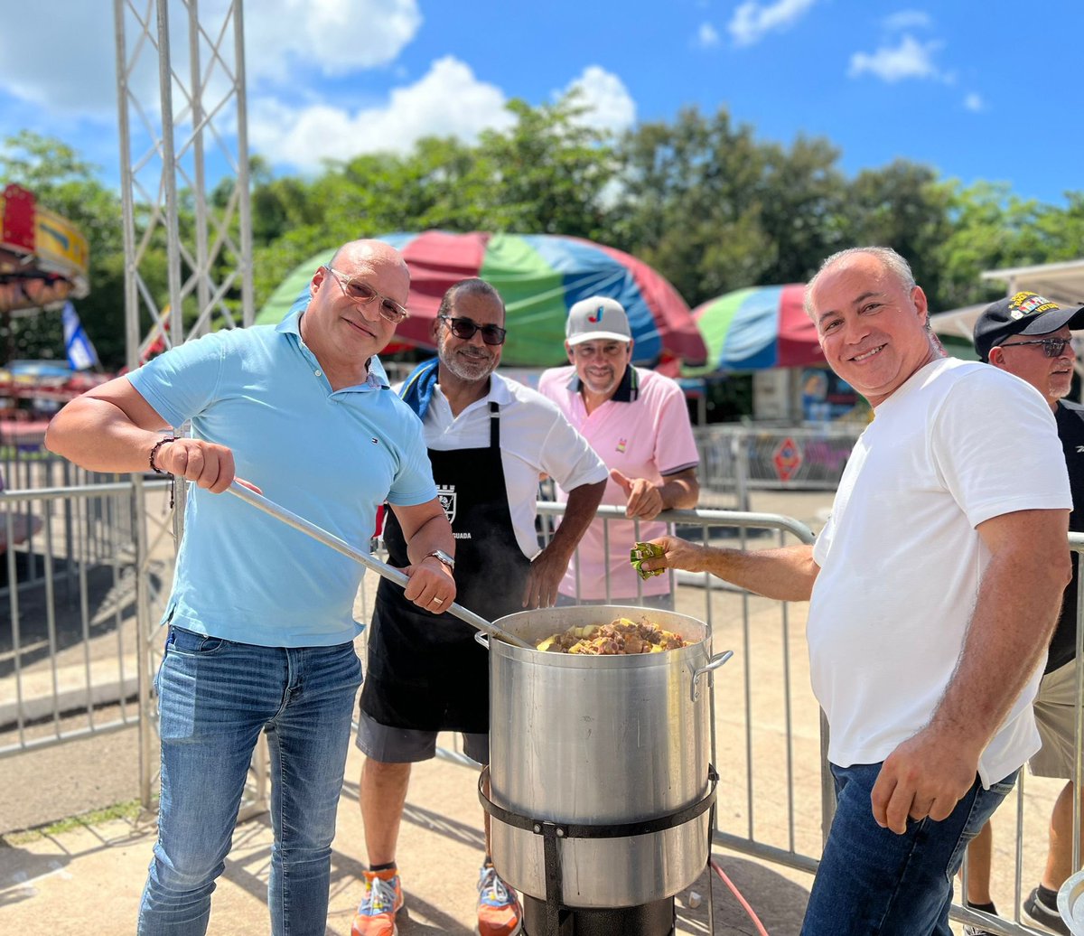 JessieCorts2's tweet photo. [AGUADA 🎆🥘] | Compartir con los aguadeños en el tradicional Sancocho de Pueblo junto al Alcalde Christian Cortes desde la Plaza de Festivales, es siempre un gozo.

Es un momento para disfrutar de las tradiciones, escuchar música, reír y fortalecer los lazos con nuestra gente. https://t.co/CC2aIwMjxt