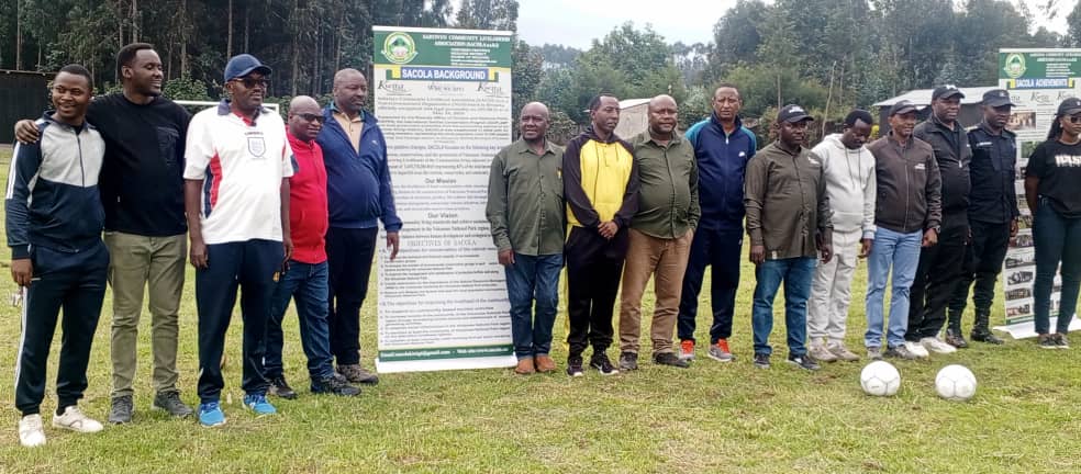 MusanzeDistrict's tweet photo. Umuyobozi wa @MusanzeDistrict  @NsengClaudien ari na Komite Nyobozi bitabiriye umukino wa gicuti wahuje ikipe y'Akarere ka Musanze n'iy'Abakozi ba @RDBrwanda ku bufatanye na SACOLA. Ni umukino utegura ibirori byo kwita izina Abana b'Ingagi 22 ku nshuro ya 20 uzaba kuwa 18/10/2024 https://t.co/uqFolD8O7Y