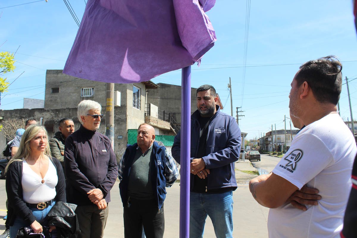 soeiacapital's tweet photo. Homenaje a Rubén Mataboni

Participamos en el homenaje del obrero aceitero desaparecido en 1976. Organizado en Quilmes, se recordó su lucha y la de otros 26 trabajadores. Destacaron el procesamiento de Emilio Parodi por crímenes de lesa humanidad. 

¡Memoria, Verdad y Justicia! https://t.co/Fc0wkXTctM