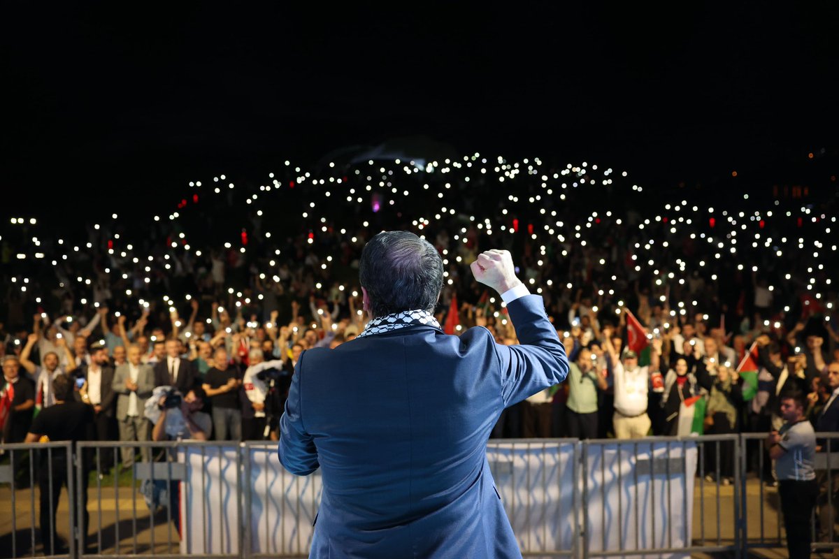 _aliyalcin_'s tweet photo. Kocaeli’nin dileği de yüreği de 
Özgür Gazze ,  Özgür Filistin

Boğazında yumru,
Yüreğinde acı,
Gözlerinde öfke, 
Meydanlara bir yumruk gibi inenlere!
Selam olsun.

Senin için meydanlardayız 
Ey Gazzeli kardeşim, Ey Kudüs
İstanbul’dan, Ankara’dan, Adana’dan, Diyarbakır’danhaykırıyoruz;
Eskişehir’den, İzmir’den, Erzurum’dan, Trabzon’danhaykırıyoruz;
Siyonist çete defolmadıkça 
işgal son bulmadıkça, 
soykırım durmadıkça 
susmayacağız!

Kocaeli Gönüllü Kültür Teşekkülleri Platformu’nun çağrısı üzerine bir araya gelen Gazze yüreklilerle irade beyanını yineledik.

Filistin’in yanında İsrail’in karşısındayız. Gün gelecek, devran dönecek,
Siyonist katiller hesap verecek!

@destekfilistine | #Gazze365