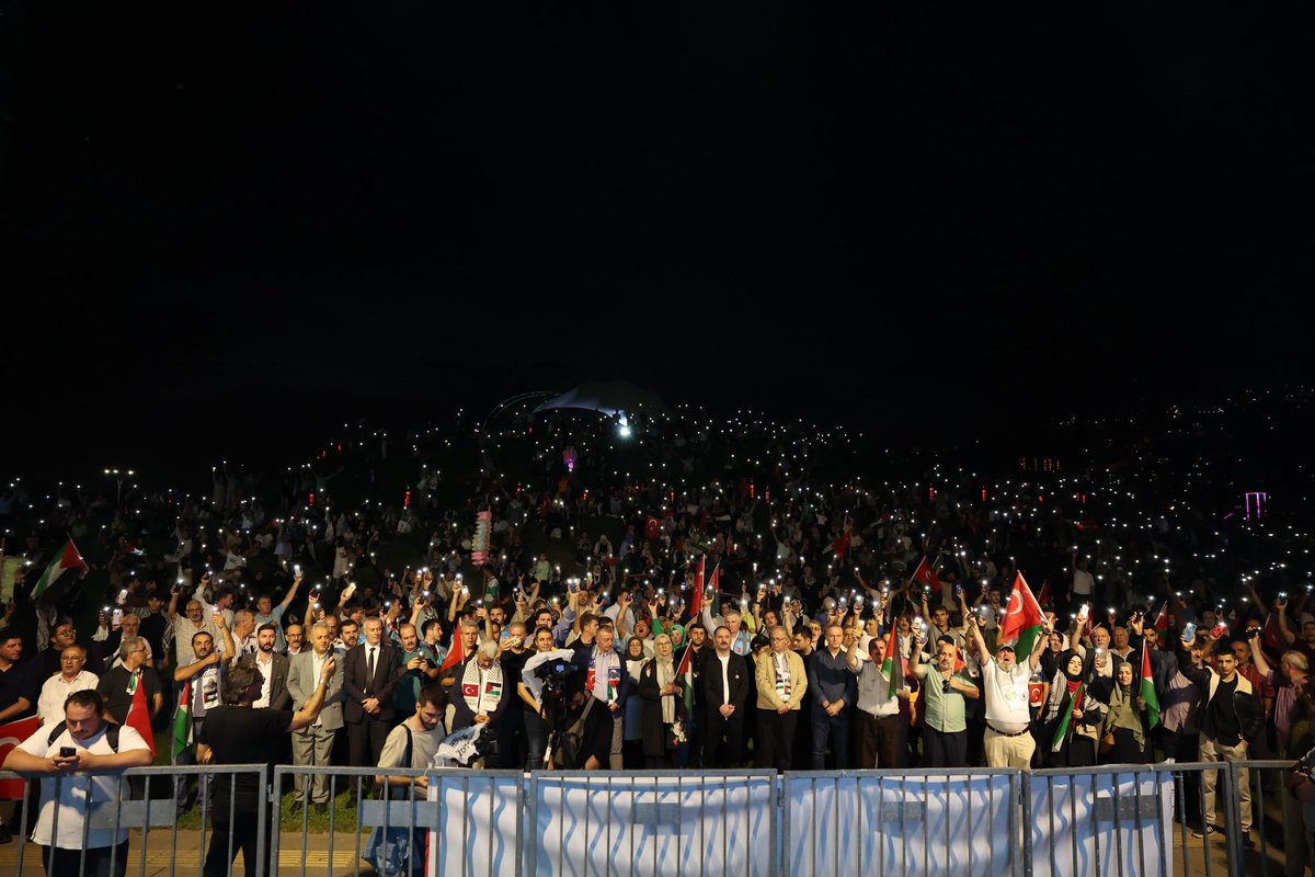 _aliyalcin_'s tweet photo. Kocaeli’nin dileği de yüreği de 
Özgür Gazze ,  Özgür Filistin

Boğazında yumru,
Yüreğinde acı,
Gözlerinde öfke, 
Meydanlara bir yumruk gibi inenlere!
Selam olsun.

Senin için meydanlardayız 
Ey Gazzeli kardeşim, Ey Kudüs
İstanbul’dan, Ankara’dan, Adana’dan, Diyarbakır’danhaykırıyoruz;
Eskişehir’den, İzmir’den, Erzurum’dan, Trabzon’danhaykırıyoruz;
Siyonist çete defolmadıkça 
işgal son bulmadıkça, 
soykırım durmadıkça 
susmayacağız!

Kocaeli Gönüllü Kültür Teşekkülleri Platformu’nun çağrısı üzerine bir araya gelen Gazze yüreklilerle irade beyanını yineledik.

Filistin’in yanında İsrail’in karşısındayız. Gün gelecek, devran dönecek,
Siyonist katiller hesap verecek!

@destekfilistine | #Gazze365