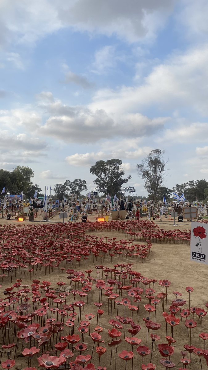 Dieser Ort hat mich heute gebrochen. Noch bevor morgen um 6:00 Uhr Ortszeit die Gedenkveranstaltung beginnt, wollt ich an den Massen vorbei nur kurz auf das Nova-Festivalgelände, um Blumen hinzulegen. Geblieben bin ich 3 Stunden. Mehr gern morgen. Es reicht für heute 🎗️

#Oct7th