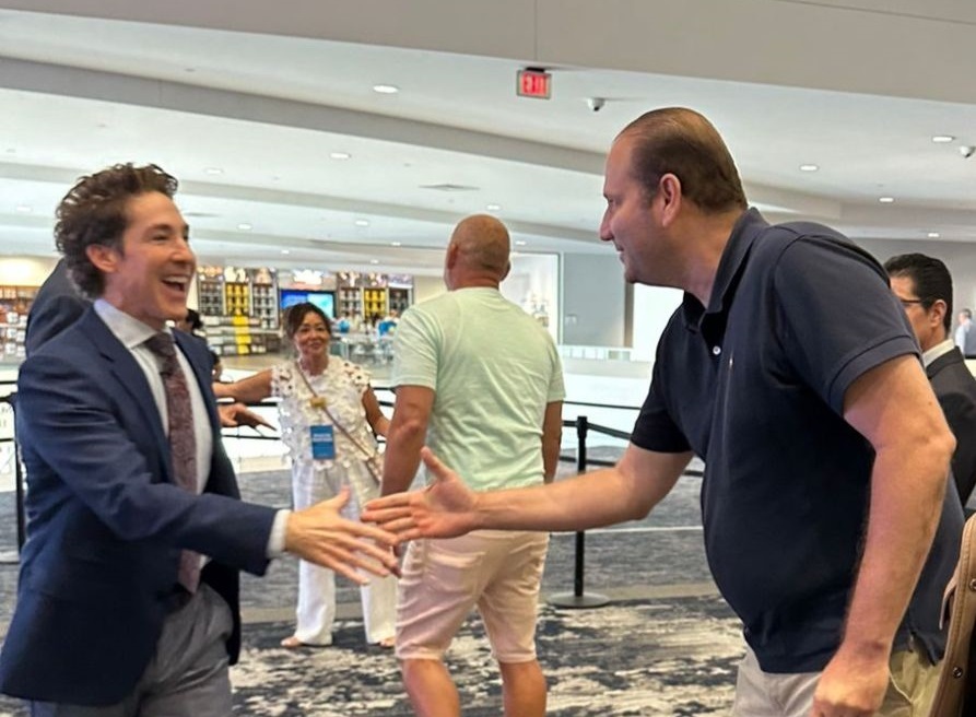 RomanCandidato's tweet photo. Hoy compartí con @JoelOsteen, pastor de @lakewoodchurch, iglesia evangélica más grande de Estados Unidos. Le pedí oración y discernimiento. Si Dios me da la oportunidad de administrar la Municipalidad de #SanPedroSula, Osteen será nuestro primer invitado de honor para orar por HN https://t.co/6G15jYfrOT