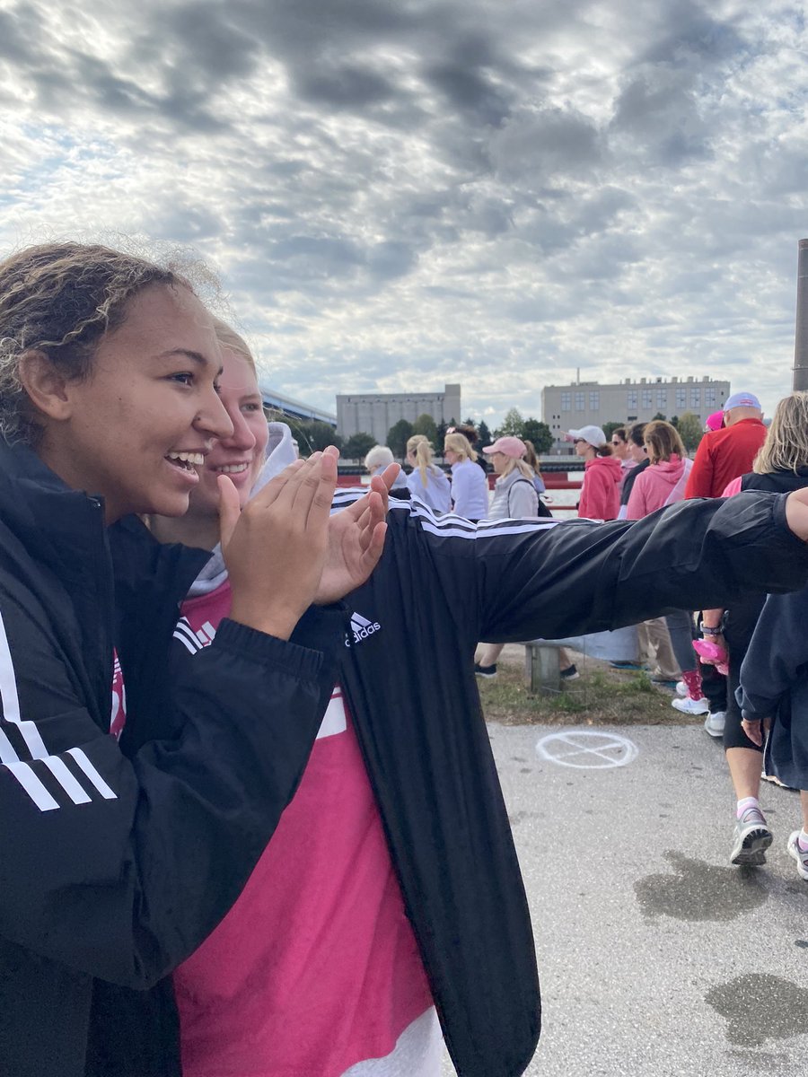 Had a great time this Weekend volunteering at the Making Strides Walk. So much support and enthusiasm for breast cancer survivors and fighters! 💗🎗️

#mkebasketball | #ForTheMKE