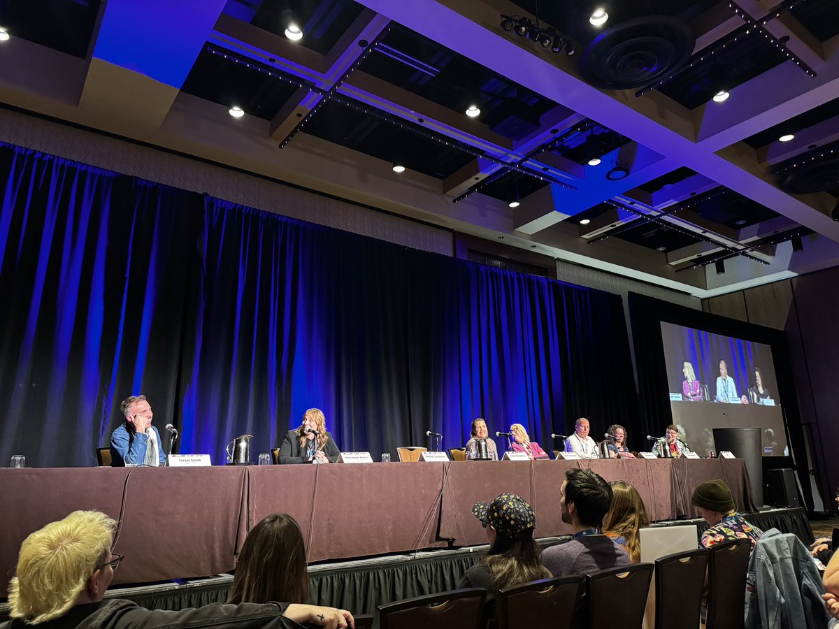 It feels so extra special to have so many of the people that made this show what it is at a convention. <a href="/earptopia/">Earptopia</a> 😍