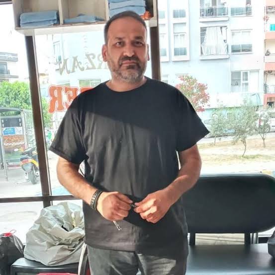 Ben Oğuz Erge. Evli ve iki çocuk babasıydım. Gece gündüz çalışarak evime helal lokma götürmekti tek derdim. 31 Ocak gecesi saat 3 buçukta soğuktan üşümesin diye taksime aldığım bir PKK yandaşı tarafından sırtımdan 3 kurşun ile vurularak öldürürdüm.