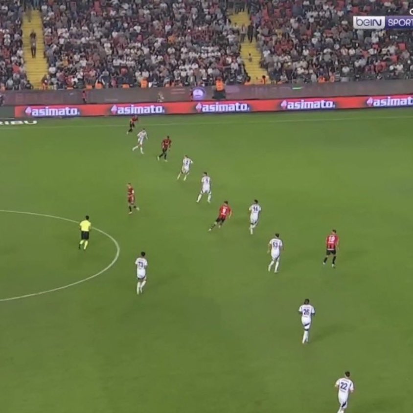 Şu görüntünün mantıklı hiçbir izahı yok, olamaz da.

Beşiktaş, bu ligde hiçbir takıma karşı savunmada 7 kişiyle ip gibi dizilmez.

Kendinize gelin!