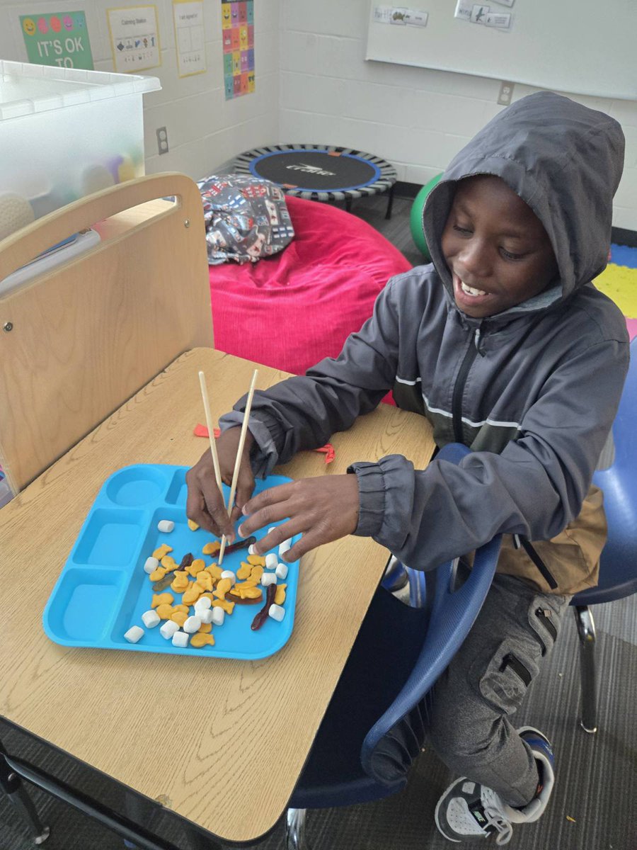 PREPRIDE's tweet image. Students have been studying where animals live and what they eat. They participated in a read-aloud of Birds by Kevin Henke. Then, they used chop sticks to pick up various foods like birds!
