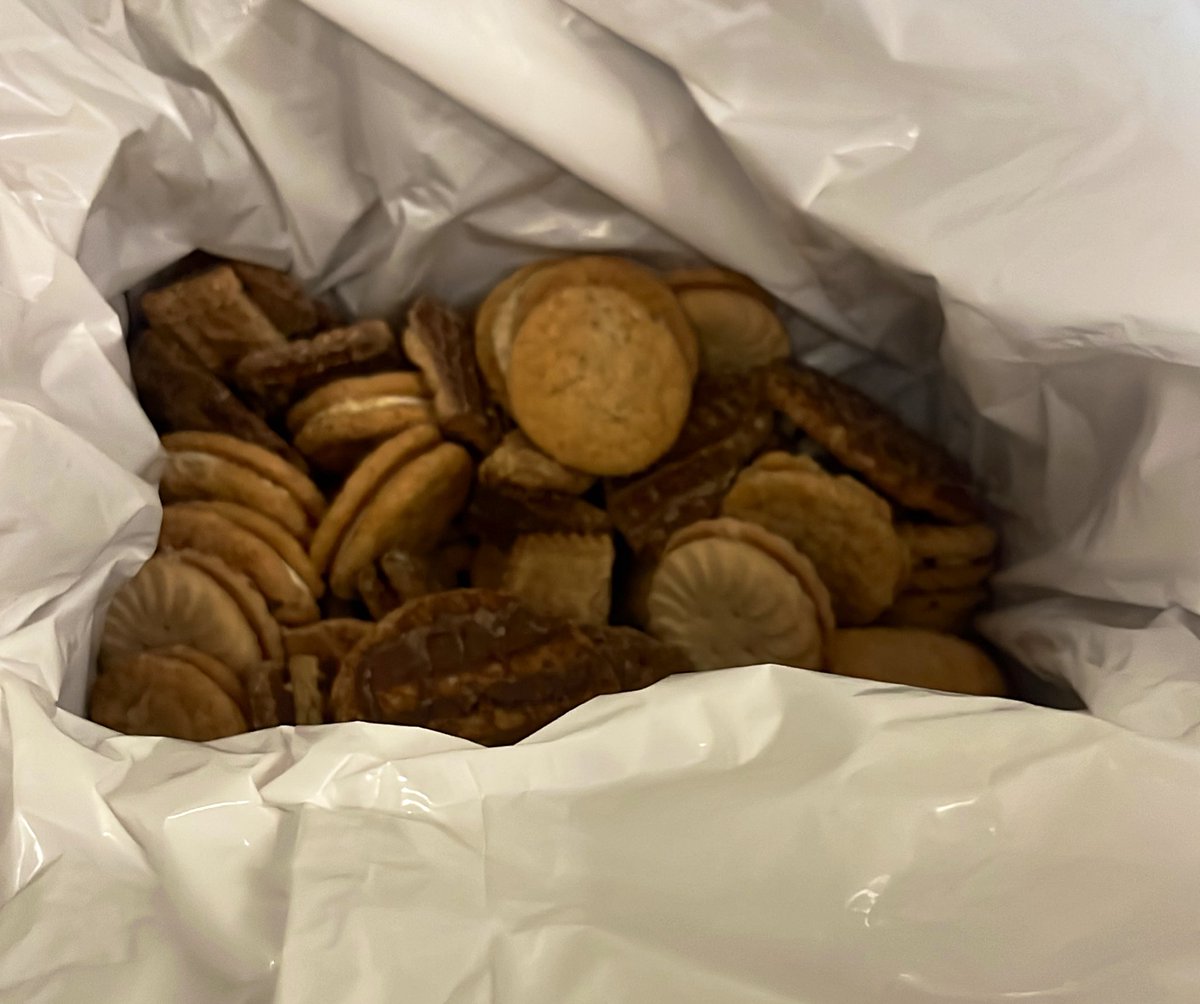RM_Mili_History's tweet photo. There’s nothing quite like the unbridled glee that ensues when opening up one of those broken biscuit boxes. A Pandora’s box of biccy bedlam. #britishthings https://t.co/blsAoBF6O8