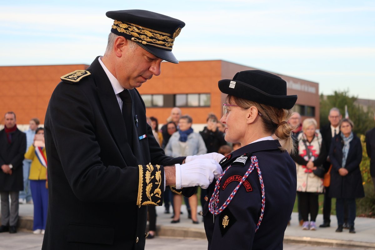 Prefet61's tweet photo. #sapeurspompiers |[1/4] 🇫🇷 @Prefet61 et le président du CA du SDIS61 ont installé la colonelle Anne Lamaire dans ses fonctions de directrice du SDIS et cheffe du corps départemental des sapeurs-pompiers, en présence des élus, des autorités et de nombreux sapeurs-pompiers https://t.co/6EYHjNA4Xk