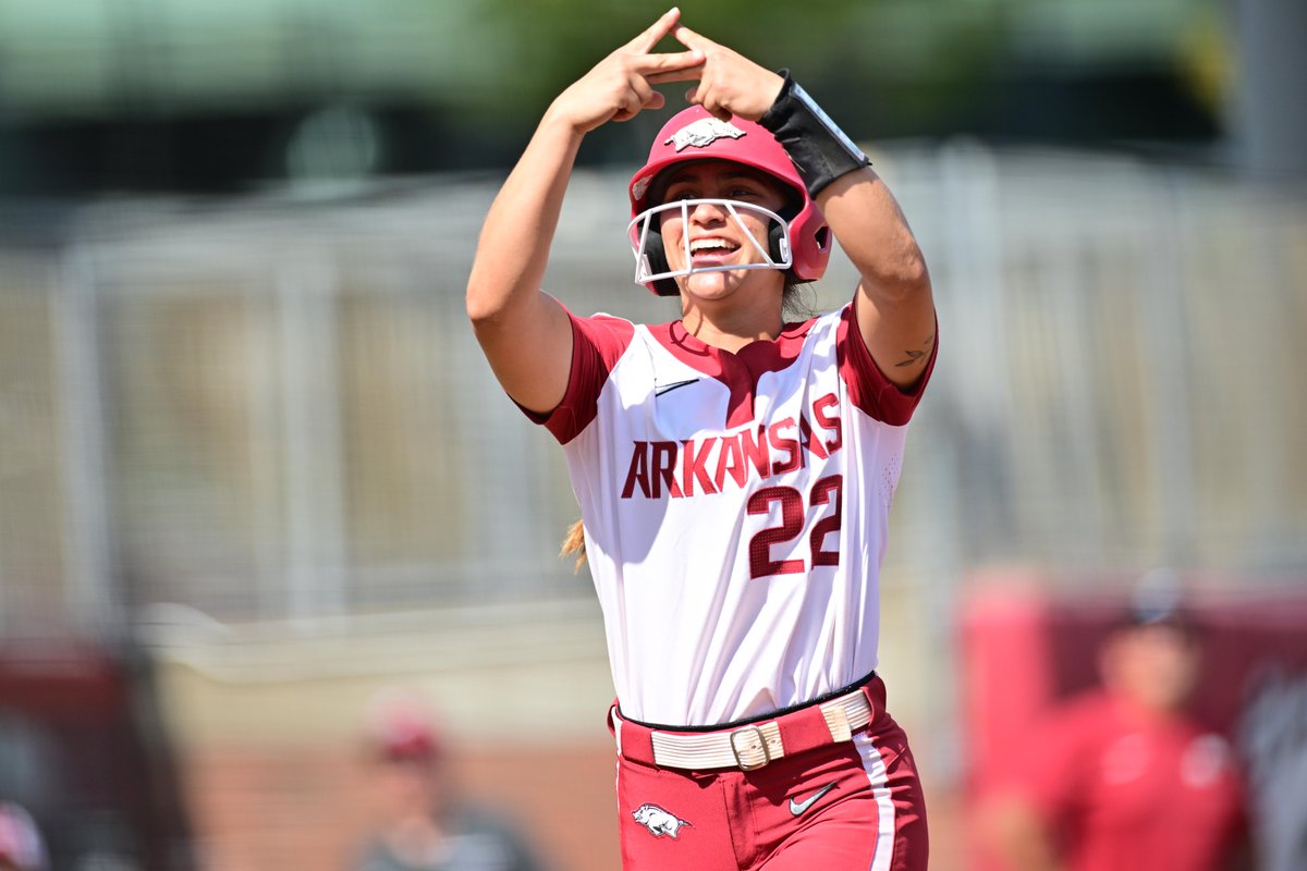 ELLA MCDOWELL

She hits our first Bogle 💣 of the fall with a two-run shot to left field!

B3 | Arkansas 4, Missouri State 1