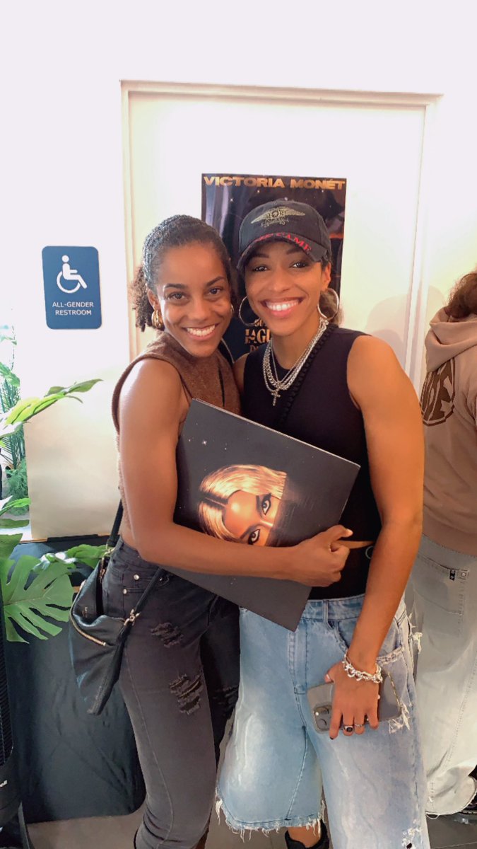 thatsogayofsade's tweet image. Got to also meet Vylit and Rachelle. Super sweet. Vic&apos;s team is awesome! 🤎♟️🌿🐆✨ #victoriamonet #jaguarlldeluxe #lapopup