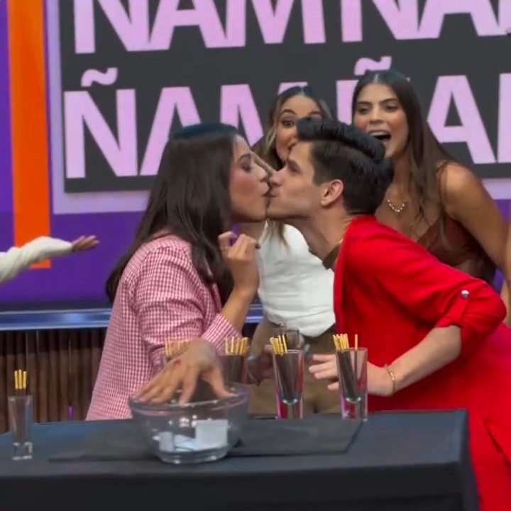 Nelson hetero no existe...
Nelson hetero: