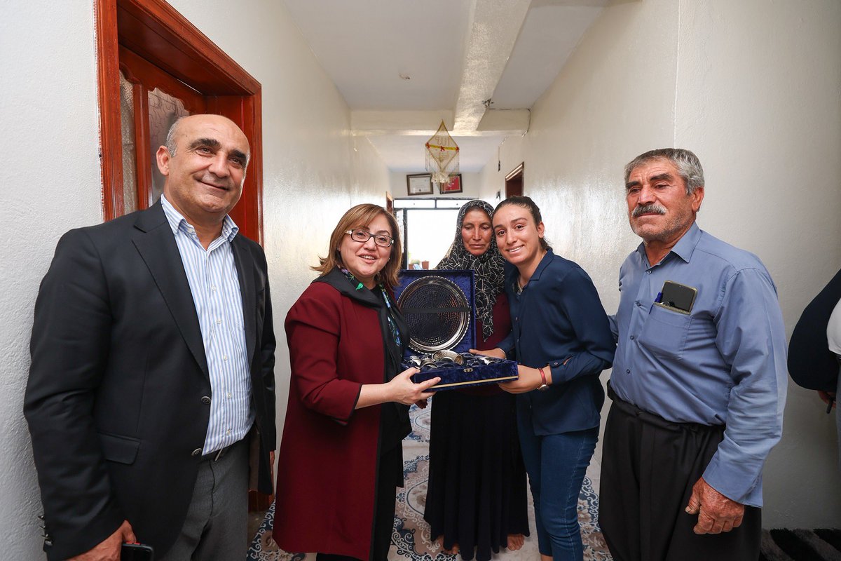GaziantepBeld's tweet photo. Yüksel Keler, 2018'de yaşadığı talihsiz kazada iki kolunu kaybetmesine rağmen hayata tutunma azmiyle herkesi etkiledi. Biyonik kollarıyla hayatına yeniden dört elle sarılan Yüksel, Başkanımız Fatma Şahin'in desteğiyle ilham verici bir örnek haline geldi. 👏✨ 

Başkanımız, Yüksel’i evinde ziyaret ederek onun azmini ve güçlü duruşunu takdir etti.
Şimdi Yüksel, #GaziantepBüyükşehir'e bağlı ortez-protez atölyesine giderek biyonik kollarıyla ilgili eksikliklerini giderecek. 

Bu güçlü kadın, yaşam mücadelesi ve umuduyla ilham kaynağı olmaya devam ediyor. 💪🏻❤️