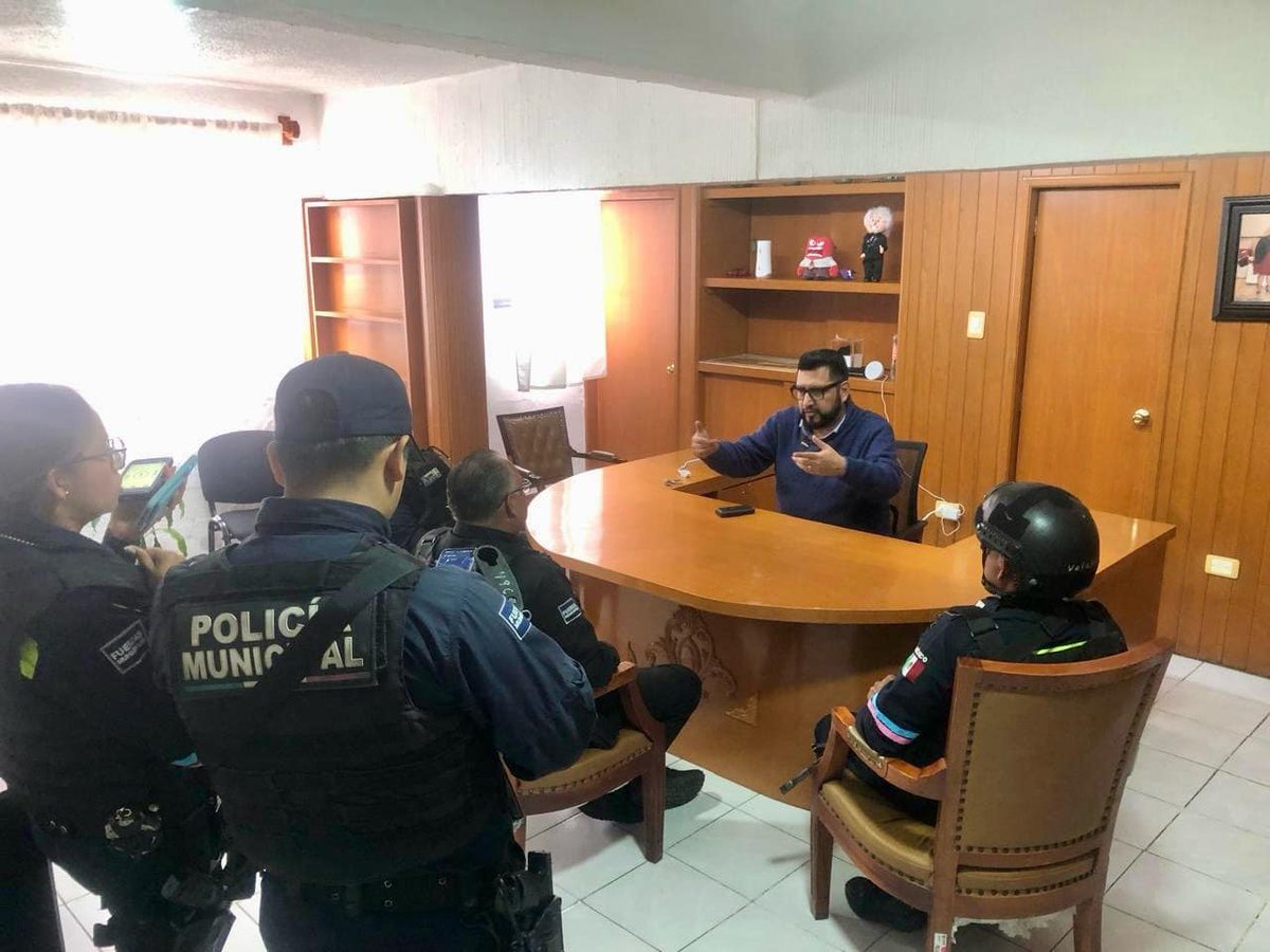 JuntasAuxPue's tweet photo. #AVISO || El Presidente Auxiliar #ÁngelSotoLimón informa que para este Domingo 6 de Octubre "Día de la Feria", el Comandante Sixto Limón de la @SSC_Pue llevarán a cabo un operativo de seguridad para garantizar la seguridad de los #Calerenses y de quienes visitan nuestra Comunidad https://t.co/6wzS83Oa4r