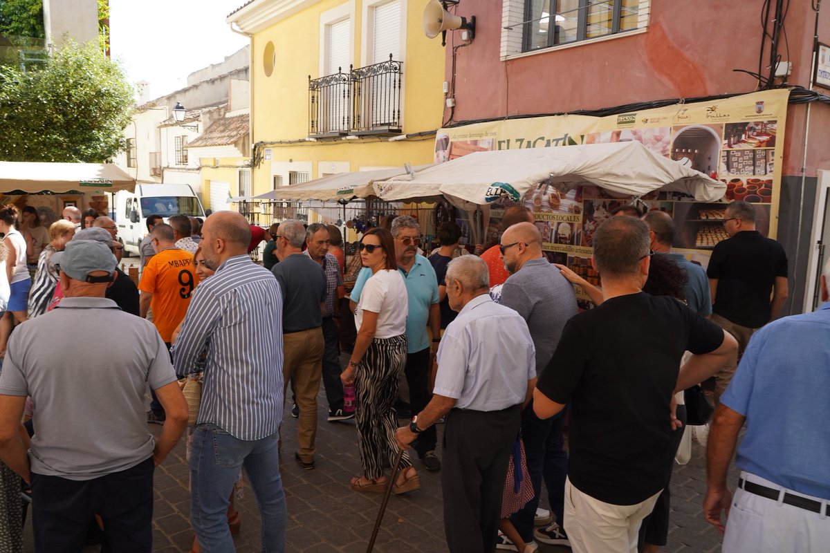 ✨ El Zacatín - Mercadillo de Artesanía y Productos Locales en las Fiestas del Vino de Bullas 🍇🍷

Esta mañana, nuestras plazas Vieja y del Castillo se llenaron de tradición y sabor con el Mercadillo de Artesanía y Productos Locales.