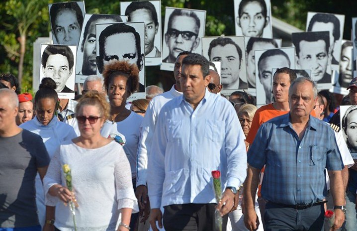 Pueblo de #Cuba rinde tributo en peregrinación a víctimas del Crimen de #Barbados, uno de los momentos más dolorosos de la #Revolución 🇨🇺 y cada 6 de octubre se conmemora el Día de las Víctimas del #Terrorismo de Estado
#NoAlTerrorismo 

juventudrebelde.cu/cuba/2024-10-0…