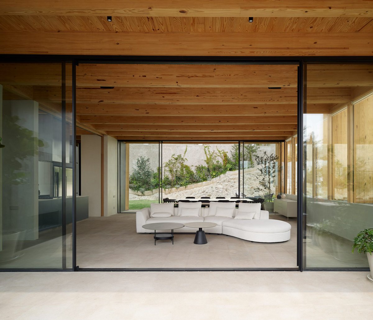 PPAA submerges bedrooms of Mexican house into stony terrain:
dezeen.com/2023/02/14/ech…