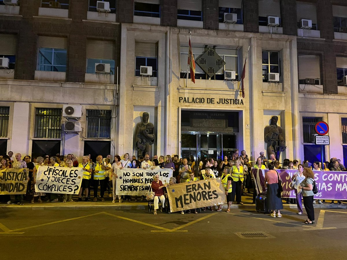 Nueva protesta para pedir cárcel para los hombres condenados por prostitución de menores. A esta hora recorren las calles de Murcia con destino a la sede de la CROEM, la patronal murciana.