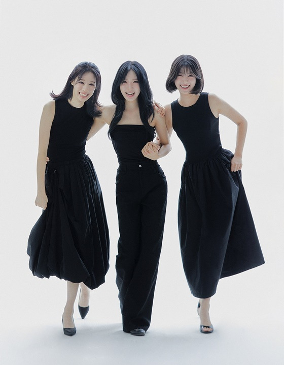 kpopsobserver's tweet photo. Now that Fifty Fifty 2.0 debuted, what’s left for the former members?

Sio, Aran, and Seana will reportedly debute in the last quarter of this year under the MASSIVE E&C, but as anticipation builds, there's still so many questions to be answered.

What will be their sound? Their image, group name, logo, and even more important, how successful will they be?

Do you think 3jeongs will be able to freely promote in Korea, with the existing threat of being shadow banned from the industry?

So many questions to be answered, yet all we can do is wait...