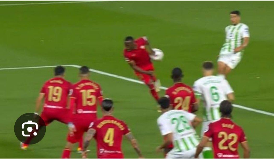 Andreiita97Ruiz's tweet photo. Esto el año pasado el penalti clarisimo, hoy el de ellos con la mano súper separada no. 
¡Viva la ciudad imaginaria de la macrogranja! 😂😂😂 https://t.co/dYrR7A9YkU
