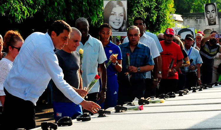Peregrinación en #Cuba rindió tributo hoy a las  víctimas del Crimen de #Barbados. #NoAlTerrorismo 
trabajadores.cu/20241006/pereg…
