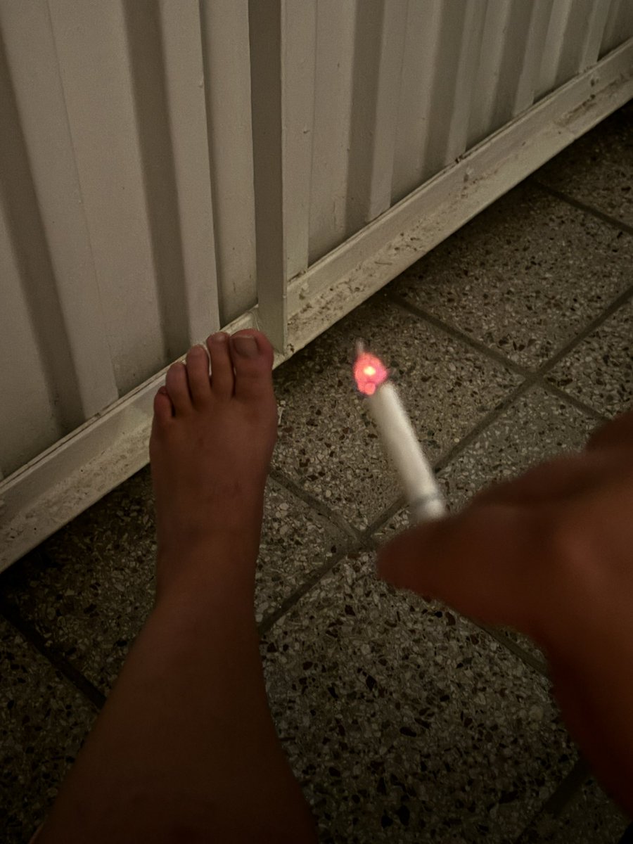 Knien… abdrücken und bedanken du wixer 😛🦶 
#Feet #findom #paypig #Fetisch #zahlsklave #paypig