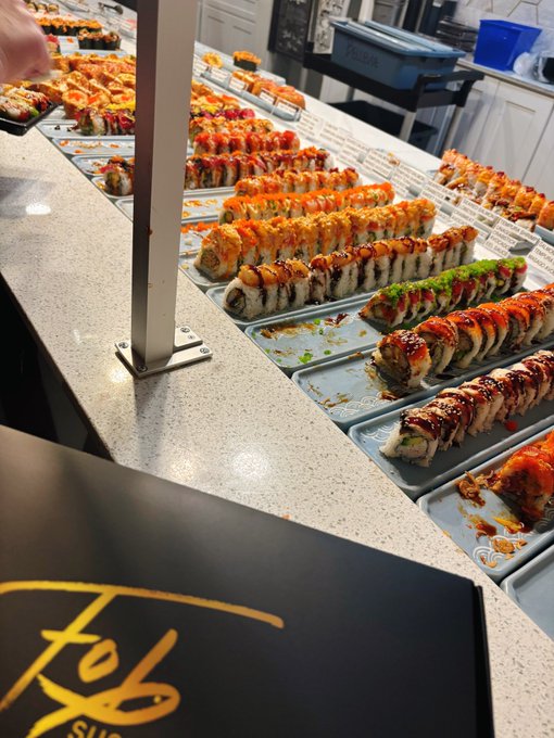 Sushi by the lb? Yes please! 🥢 https://t.co/KftyEJlE6T