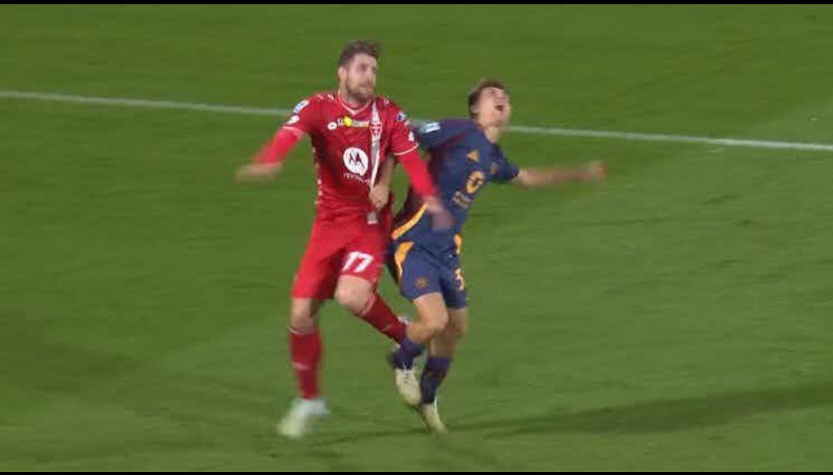 Continua l’incredibile saga di #GianpaoloCalvarese: nel regolamento c’è scritto che “spingere l’avversario è fallo” ma lui scrive due assurdità in un solo post: 
1. Secondo il moviolista di #PrimeVideo in #JuvCag  #Conceicao-h 170 x 60kg-non merita di essere punito con  la