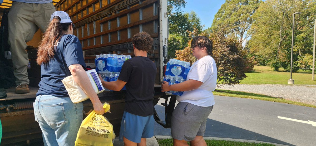 AthleticsTcr's tweet image. Today, student-athletes from our Women’s Volleyball, Football, and Baseball programs volunteered at Skyland Baptist Church, helping to unload a truck full of essential supplies. 
#TheRobersonWay #AppalachiaStrong #828Strong