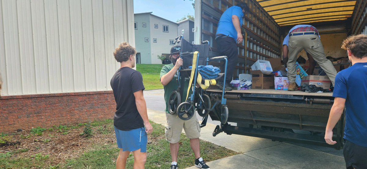 AthleticsTcr's tweet image. Today, student-athletes from our Women’s Volleyball, Football, and Baseball programs volunteered at Skyland Baptist Church, helping to unload a truck full of essential supplies. 
#TheRobersonWay #AppalachiaStrong #828Strong