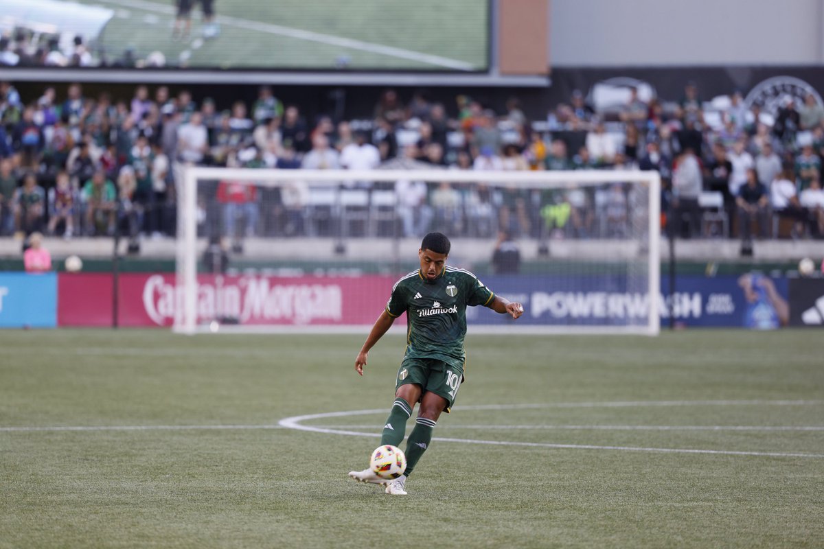 One man stands alone. Evander is the <a href="/timbersarmy/">Timbers Army</a> Supporters Player of the Year. #RCTID #MLS