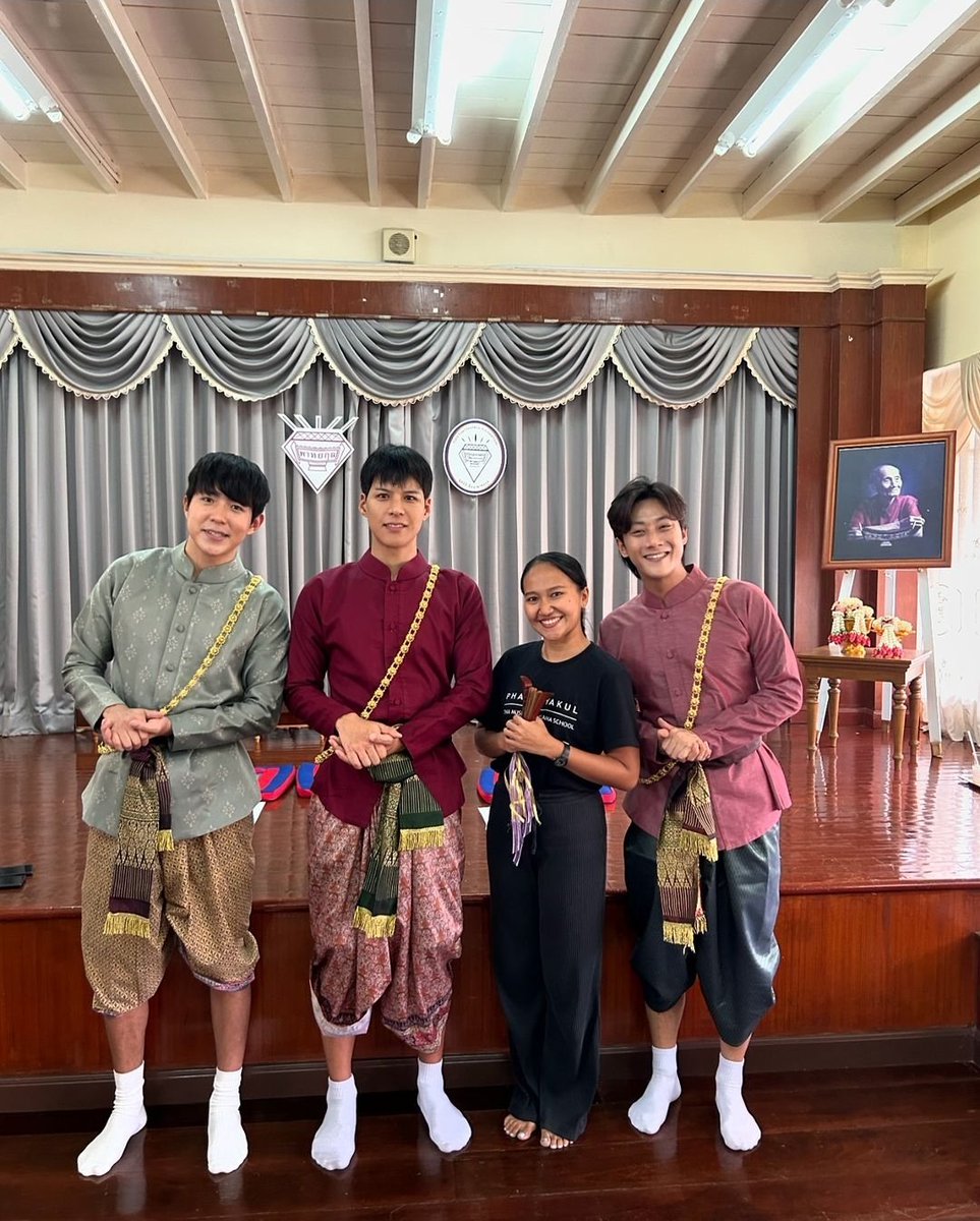 ยืนกันเรียบร้อยมาก สามหนุ่มกับคุณครูเฟี้ยว
#คัลแลนพี่จอง #พี่จอง #คัลแลน #น้องแดน