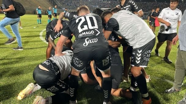 Ellolodeportes's tweet photo. #FederalA⚽️
💣CENTRAL NORTE ES DE LA B NACIONAL
‼️El "Cuervo" venció a Sarmiento desde los doce pasos y ascendió a la "B" luego de 37 años
👉🏻Por parte del "Profe" desde el próximo fin de semana deberá jugar la Revalida
📹 @InteriorFut
📸El Esquiú
#LOLODEPORTES⚽️🎙 https://t.co/3hVHzXOgzv