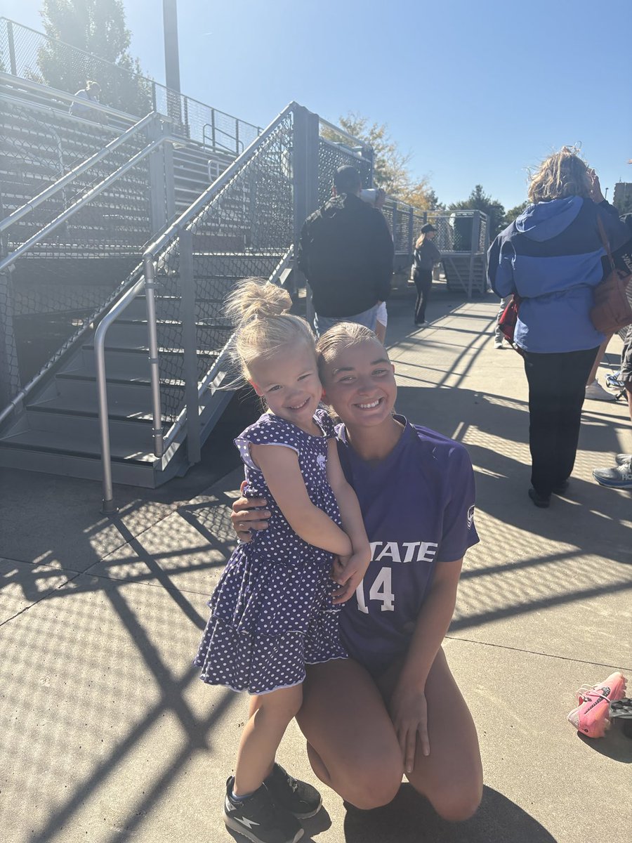 TaraWalrod_TCE's tweet photo. ⁦@reecewalrod⁩ had her Iowa family fan club today ⁦@KStateSOC⁩ ⁦@drjcwcat⁩ ⁦@zachwalrod⁩ ⁦@c_walrod⁩ https://t.co/GeaA9RTpXC