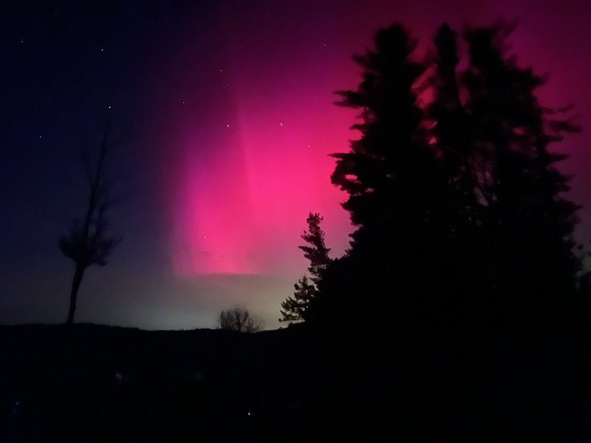 virtualchris813's tweet photo. Northern lights putting on a show up here in northern Vermont! #northernlights #aurora #stargazing https://t.co/VhuvEIMefu