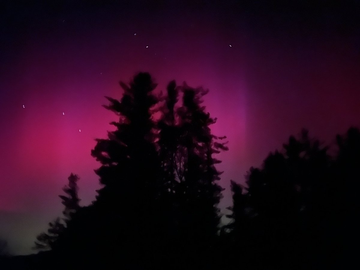 virtualchris813's tweet photo. Northern lights putting on a show up here in northern Vermont! #northernlights #aurora #stargazing https://t.co/VhuvEIMefu