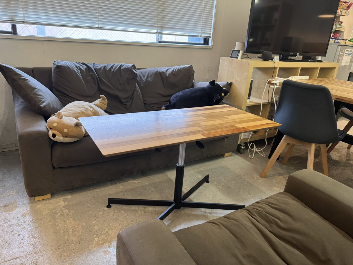 basecamp758's tweet photo. ソファー席のテーブルは高さが変えられる昇降式の1本足のテーブルです。そのため安定感が少し足りてないようで、ココでパソコン仕事はやりにくいかもしれませんが、座り心地は抜群なのでお休みには最適かと思います。 #ベースキャンプ名古屋 https://t.co/r8ePjoxOlF