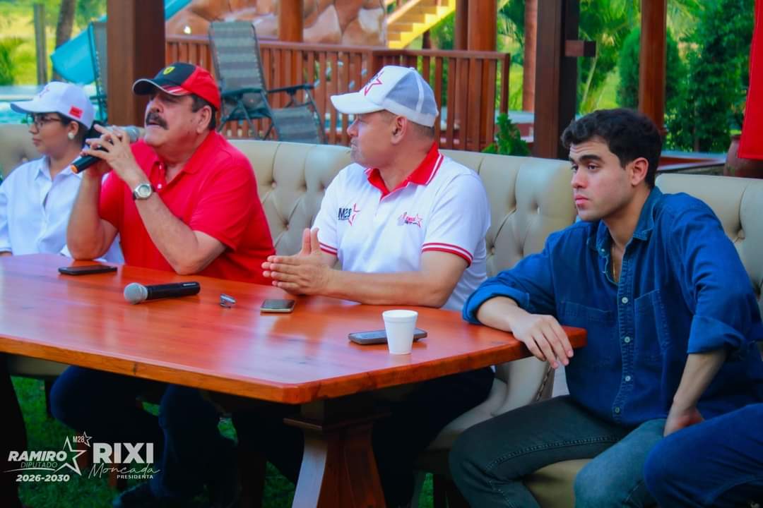 EPecador504's tweet photo. #ELPECADOR 👹🚨REAPARECE EL NEGOCIADOR DE NARCOS #CARLOSZELAYA EN UNA RECIENTE REUNIÓN CON EL MOVIMIENTO DE #RIXIMONCADA.

NO.... ¿QUE SE HABÍA CEDIDO A SU SOBRINA? 

EL PODER ENFERMA Y CARLOS ZELAYA NO VA SOLTAR NUNCA EL MANDO DEL M28.

DEJENOS SU COMENTARIO https://t.co/TCgZMOAB2J
