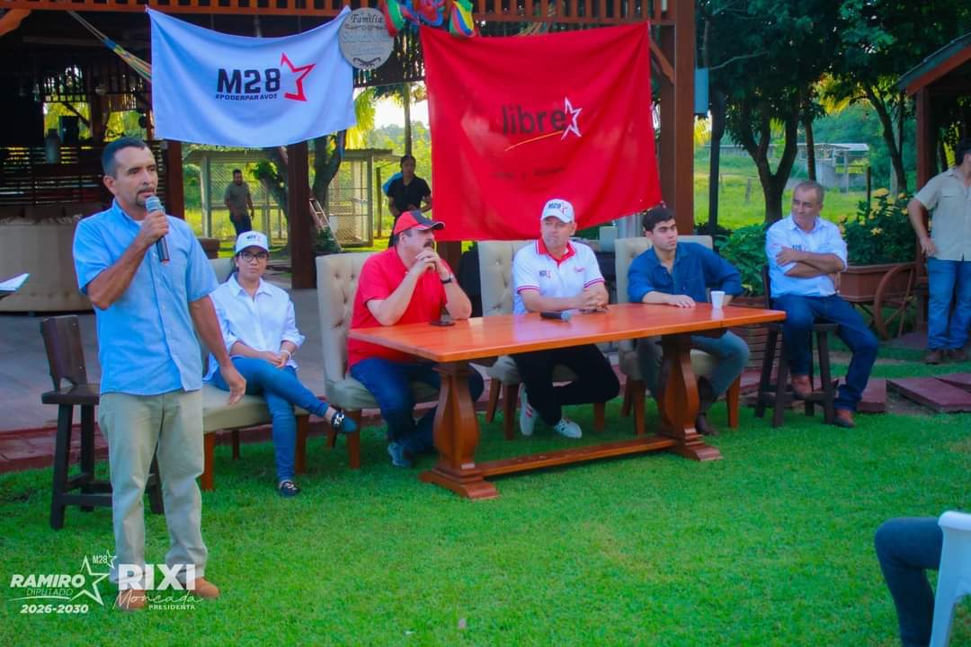 EPecador504's tweet photo. #ELPECADOR 👹🚨REAPARECE EL NEGOCIADOR DE NARCOS #CARLOSZELAYA EN UNA RECIENTE REUNIÓN CON EL MOVIMIENTO DE #RIXIMONCADA.

NO.... ¿QUE SE HABÍA CEDIDO A SU SOBRINA? 

EL PODER ENFERMA Y CARLOS ZELAYA NO VA SOLTAR NUNCA EL MANDO DEL M28.

DEJENOS SU COMENTARIO https://t.co/TCgZMOAB2J