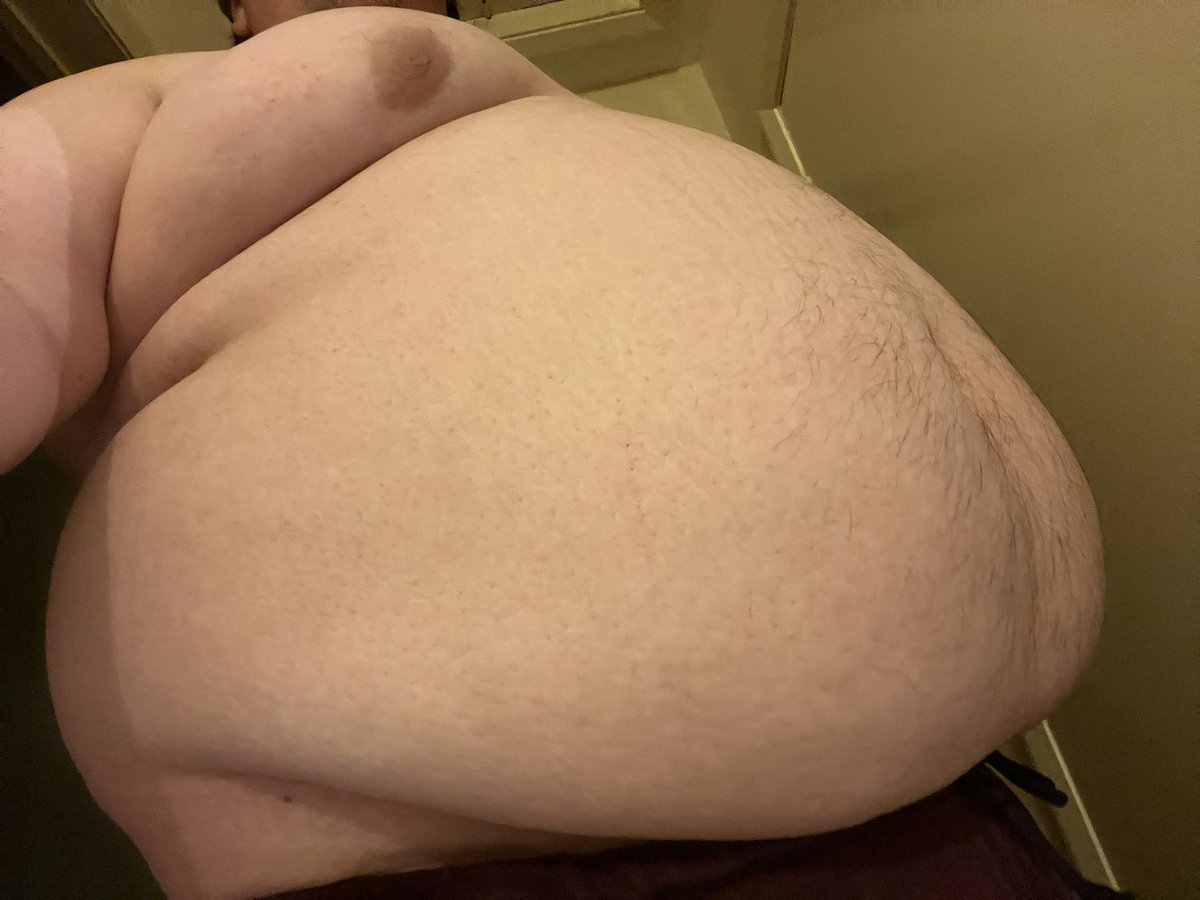 Ughhh so stuffed right now! Just ate a box of cheese dippers, a load of chicken strips, 2 burgers, fries and a litre of gainer shake! Urrp! 🐷