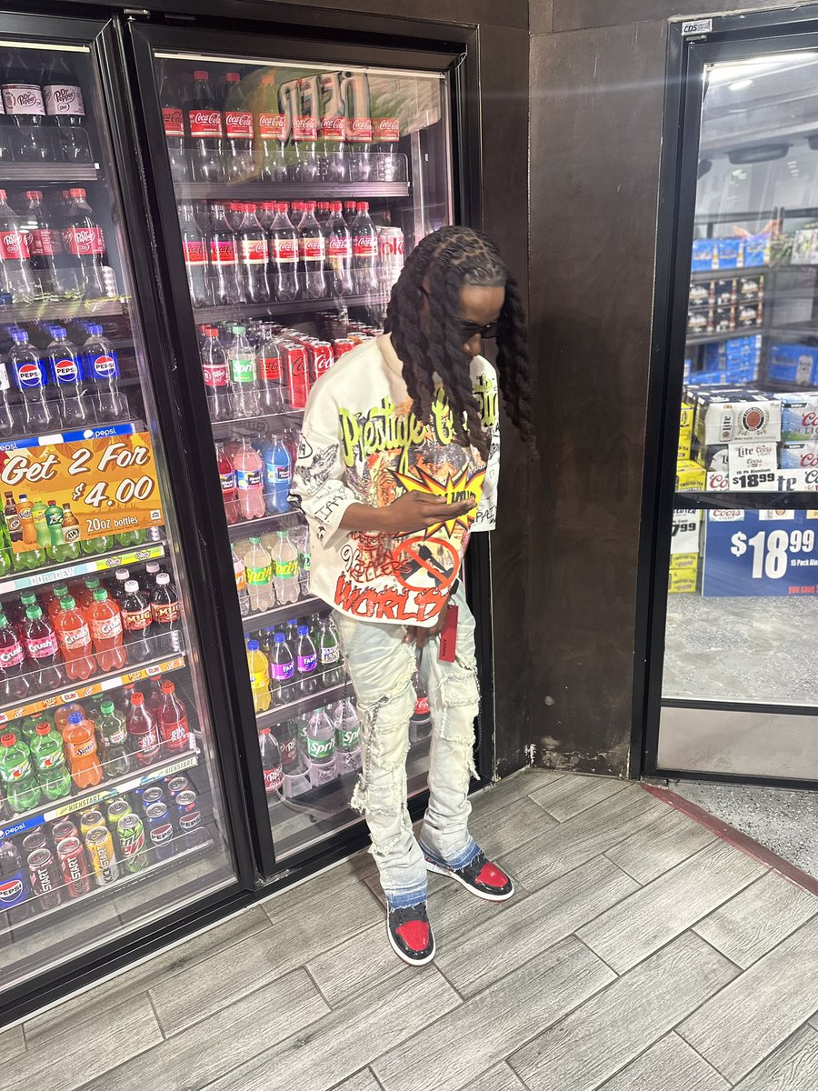 BgLuhMeezy's tweet photo. I’m bout my green more than fiona these lil niggas under me I got my feet on em #LLMONK https://t.co/ZIncK3vo4u