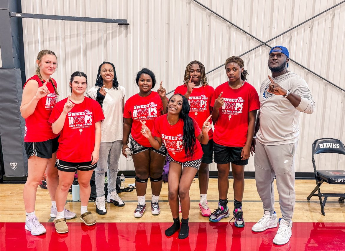 adoreezhaa's tweet photo. championship team 👀😮‍💨😮‍💨 #falleague #sweethoops @sweet_hoops ! https://t.co/QvFBbhGPcZ