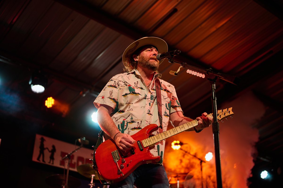 EliYoungBand's tweet photo. Floores, you showed up and showed out! Thanks for the memories.. 🎸🤟🏻  We’ll see you next time! #EliYoungBand #CountryMusic #HomeinHometownTour 

📸: Joshua Gonzales https://t.co/Epxy14KiYj